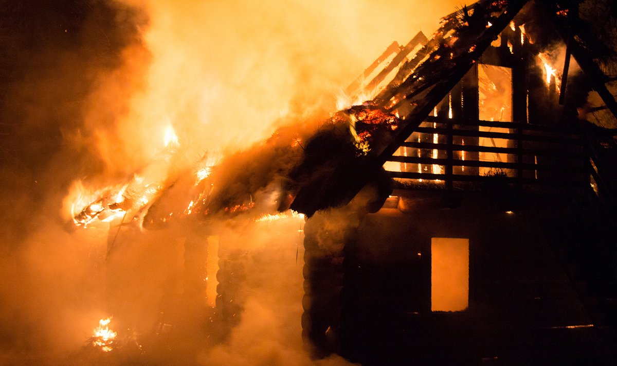 19 minutit peale uue aasta saabumist sai häirekeskus teate, et Saaremaal, Lahetaguse külas põleb elumaja lahtise leegiga. Hoone hävis tules püsti jäid vaid seinad. 
