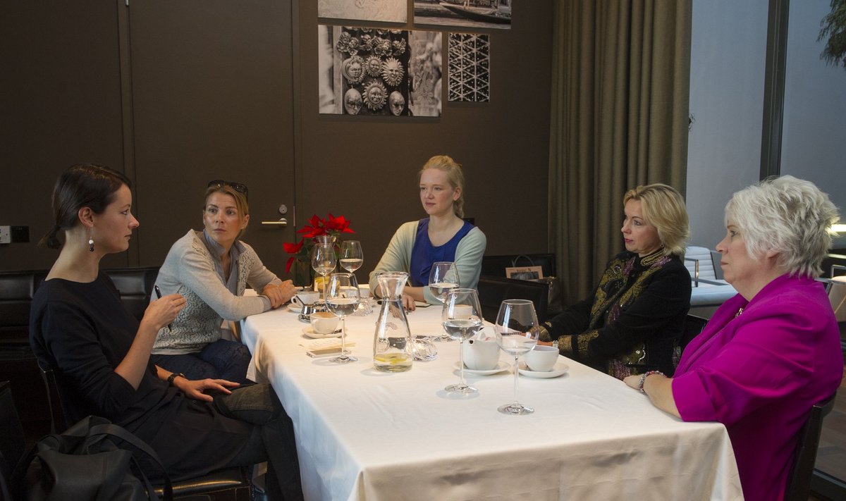 Vestlusringis vasakult Helen Sildna, Kristi Täht, Riina Raudne, Ingrid Veidenberg ja Marina Kaljurand
