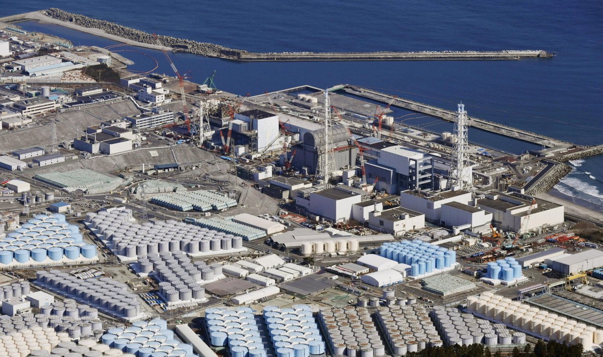 Fukushima Daiichi tuumajaam, esiplaanil veemahutid