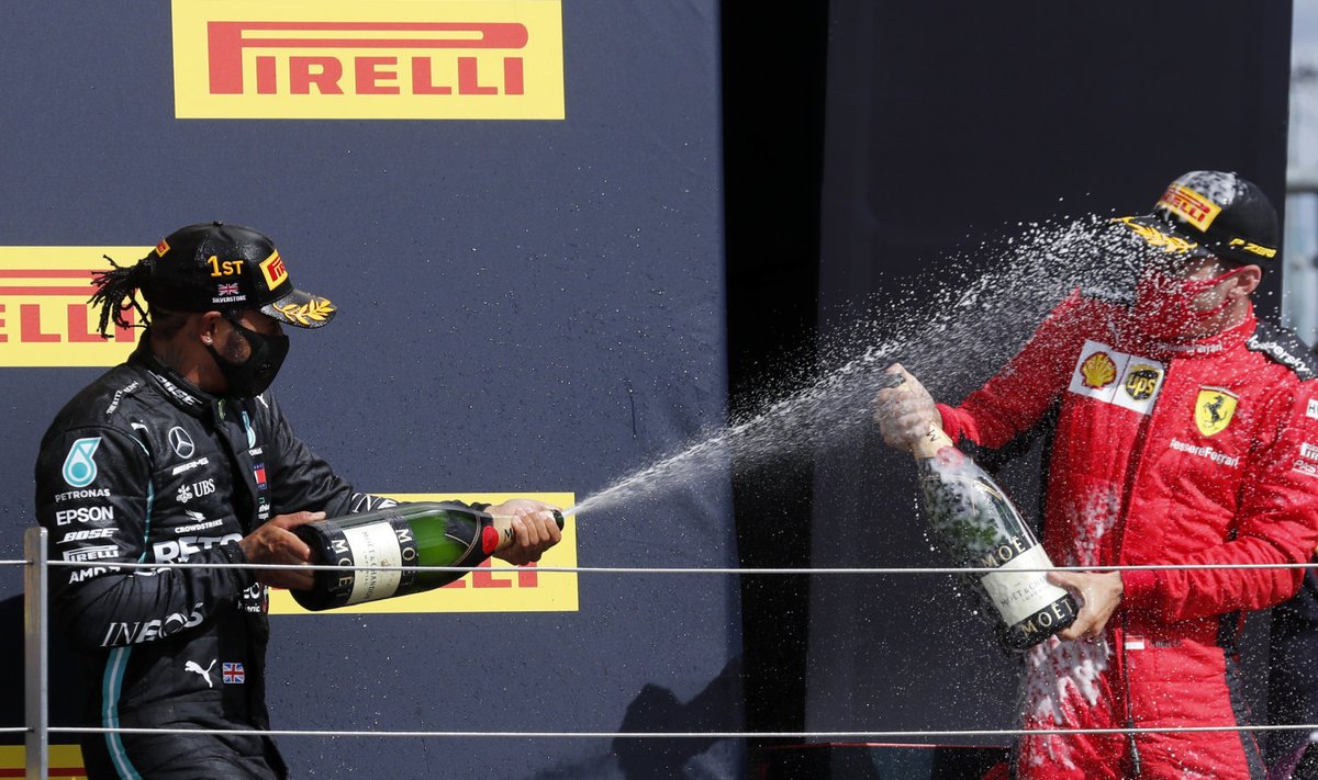Lewis Hamilton pritsimas šampusega Charles Leclerci.