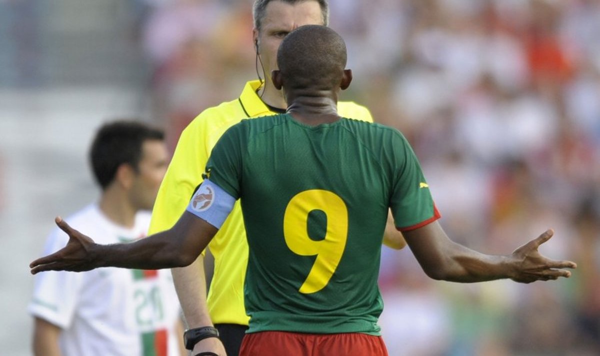 Cameroon´s forward Samuel Eto´o argues with German referee Michael Weiner(C/background) during a World Cup friendly match against Cameroon at the Sports Complex in Covilha, central Portugal, on June 1, 2010. Portugal won 3-1. AFP PHOTO/MIGUEL RIOPA
