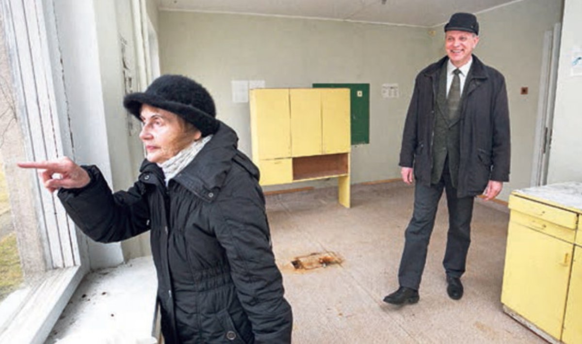 Olga Tarto koos Meeksi vallavanema Aleksandr Suvoroviga  Mehikoormas tulevast pensionäride ühiskodu vaatamas.
