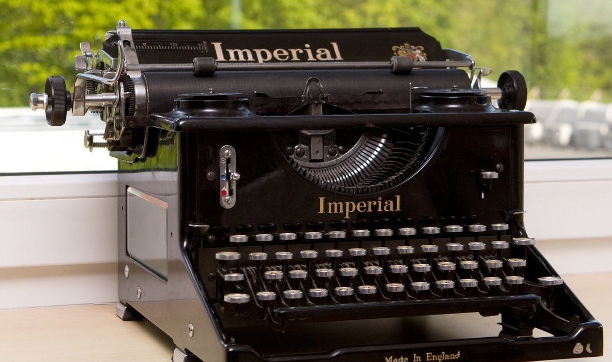 KIRJUTUSMASIN «IMPERIAL» Sellel praegu Indrek Tarandile kuuluval masinal trükiti 1980. aastal valmis 40 kiri.
