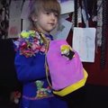 VIDEO: Moeloojad, hoidke alt! 6-aastane Eesti tüdruk disainib ja õmbleb ise riideid