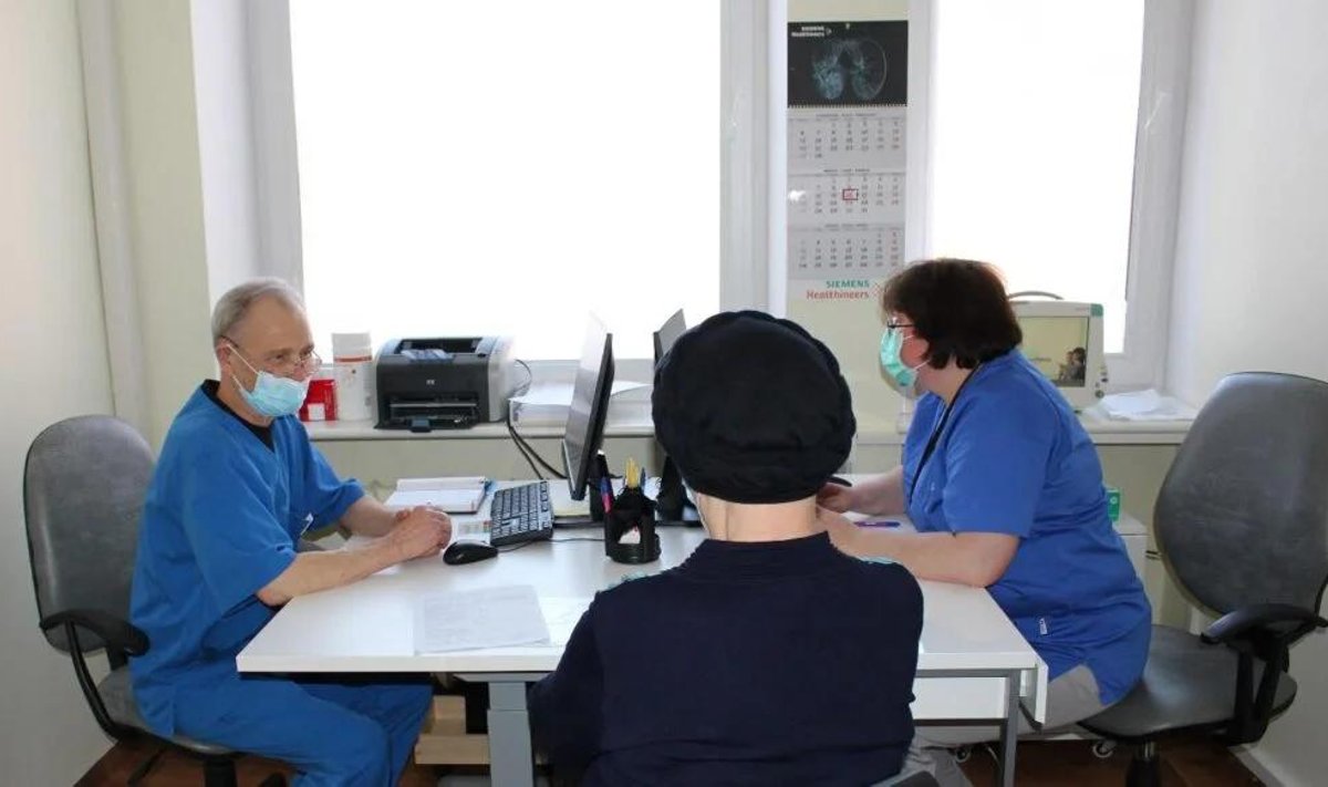 Анестезиолог Александр Лебедев и сестра Анна Хорст ведут амбулаторный прием