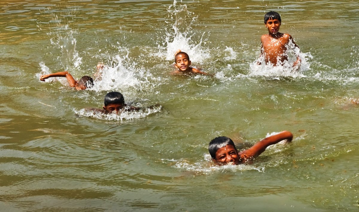 Bangladeshi lapsed ujumas