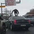 VIDEO: Liiklusraevu meistriklass? Mees hüppas Tallinnas foori taga seisnud Chrysleri kapotile ja katusele