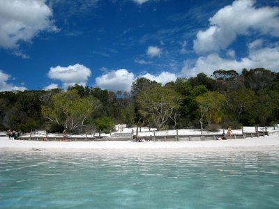 Lake McKenzie 01