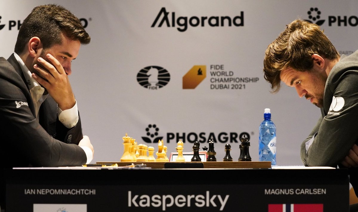  Magnus Carlsen (paremal)
