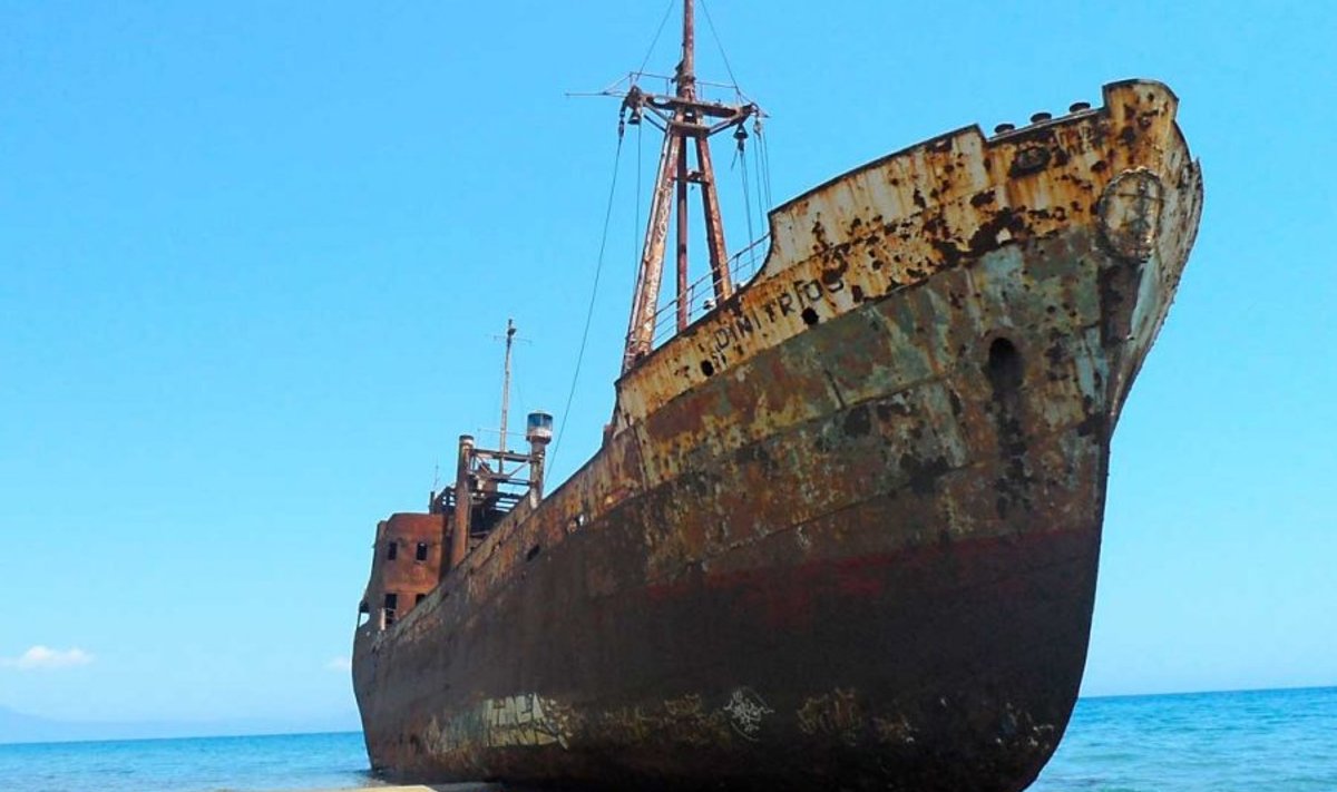 Elu Hellases: Ülal madalikule jooksnud laev Joonia mere rannikul. (Foto: Mart Soonik)