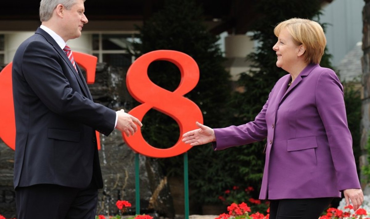 Kanada peaminister Stephen Harper koos Angela Merkeliga