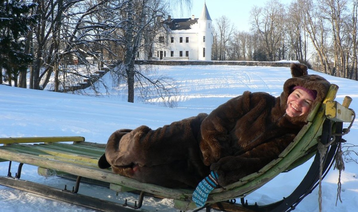 Aednik Piret Pihtjõe liigub talvel iga ilmaga - kõnnib ümber Alatskivi järve, jalutab "naistekasse" mõnele koostegemis- üritusele või teeb suuskadega väikese tiiru. Talimängudel tõmbas Piret selga karukostüümi ja osales vapralt reesõidus. Fotod:  Reet Kruup
