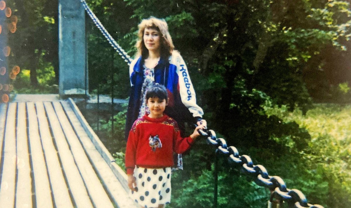 КОГДА ЖИЗНЬ ЕЩЕ БЫЛА ХОРОШЕЙ: мама Людмила и дочка Алеся на мосту