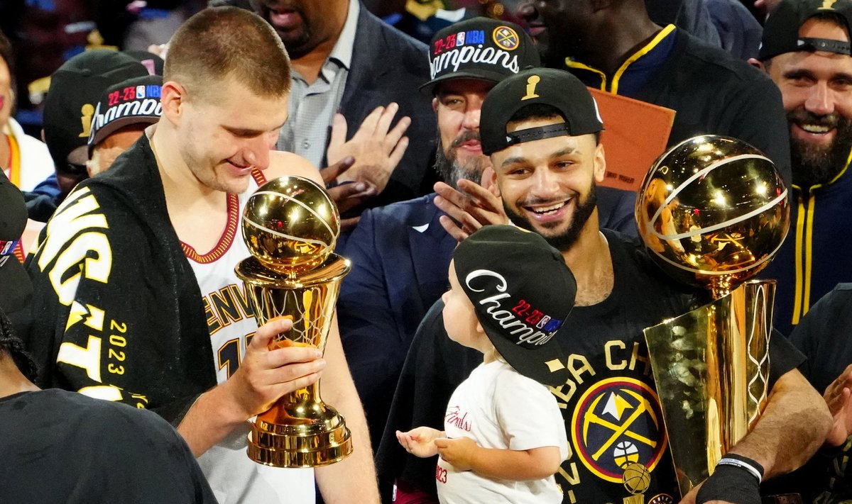 Nikola Jokic (vasakul) ja Jamal Murray tüürisid Denver Nuggetsi eelmisel hooajal NBA meistriks. Algaval MM-il oleks Jokic Serbia ning Murray Kanada koondise liidriks, kuid mõlemad mehed soovisid suvel puhata ja valmistuda hoopis uueks NBA hooajaks.