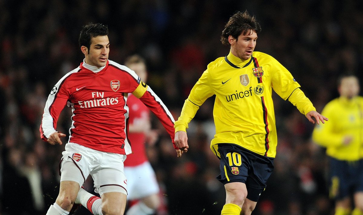 Barcelona's Argentine striker Lionel Messi (R) vies with Arsenal's Spanish midfielder Cesc Fabregas (L) during their UEFA Champions League quarter-final 1st leg football match against Arsenal at the Emirates Stadium, North London, on March 31, 2010. AFP PHOTO/ADRIAN DENNIS