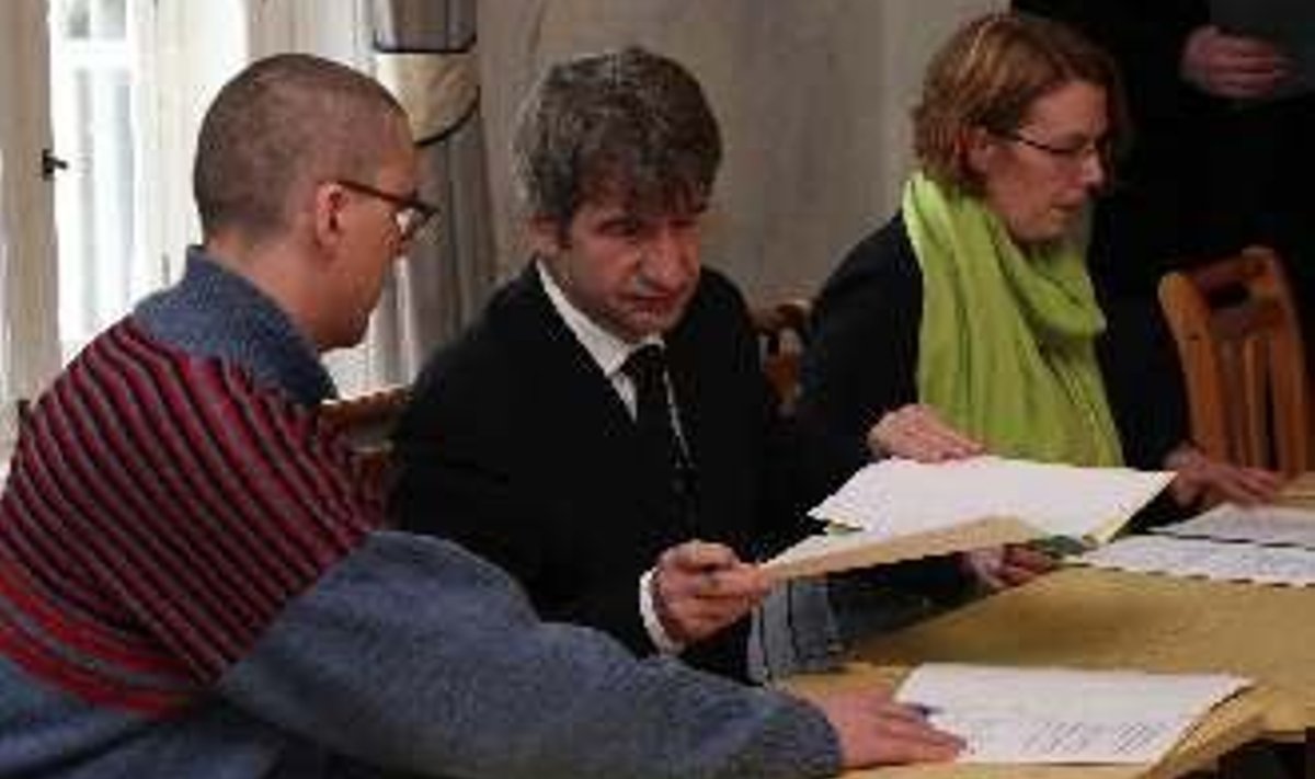Koostöölepingut allkirjastavad (vasakult) Urmas Lennuk, Kalju Kertsmik ja Aune Suve