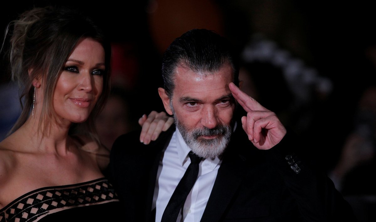 Antonio Banderas tüdruksõbra Nicole Kimpeliga 25. märtsil 2017 Malaga filmifestivali lõpetamisel
