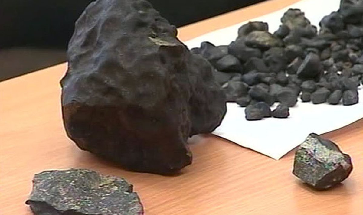 Tšeljabinski meteoriidi tükid. Ekraanitõmmis videost / Uurali föderaalne ülikool