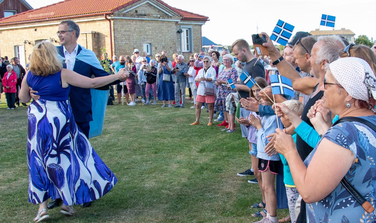 Õhtu esimese tantsu tegi kuningas Kristian I abikaasa Sillega.