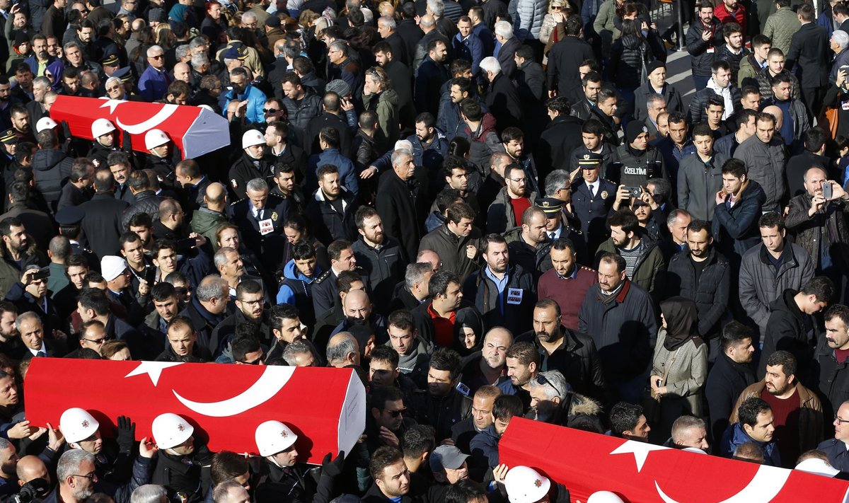Türgi kombe kohaselt maetakse rünnakus hukkunud politseinikud juba täna