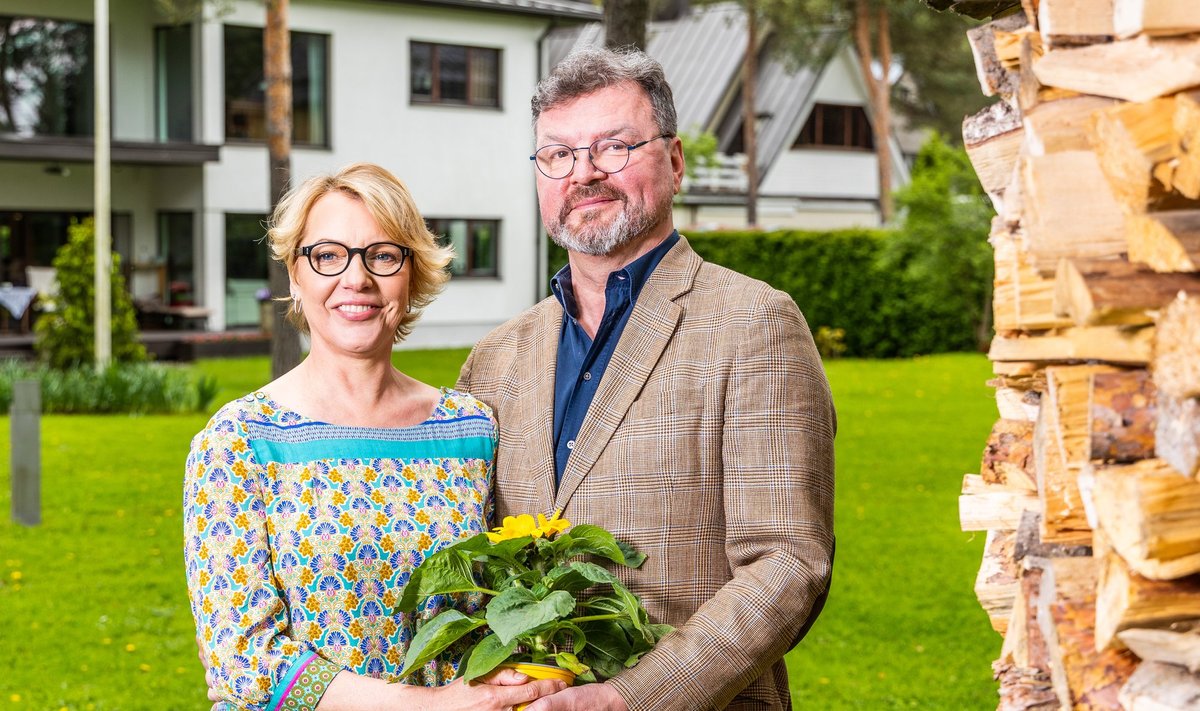 Vilja ja Taimo Toomast oma Nõmme kodu õuel. 