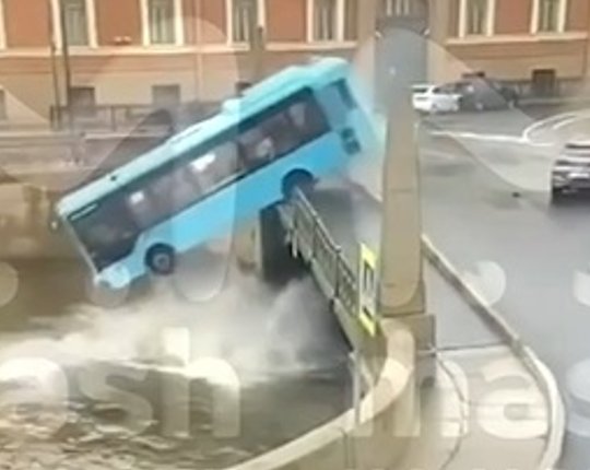 VIDEO | Peterburis sõitis buss umbes 20 reisijaga sillalt jõkke. Hukkus vähemalt 3 inimest