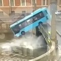 VIDEO | Peterburis sõitis buss umbes 20 reisijaga sillalt jõkke