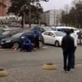 VIDEO: Parklatöötajad surusid agressiivse mehe vastu asfalti