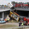 FOTOD JA VIDEO | Varssavis sõitis linnaliinibuss sillalt alla, üks reisija hukkus ja kümned said viga