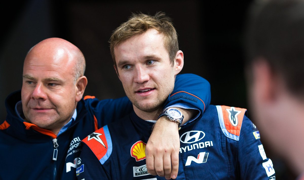 Martin Järveoja (paremal) koos Hyundai MM-tiimi juhi Andrea Adamoga.