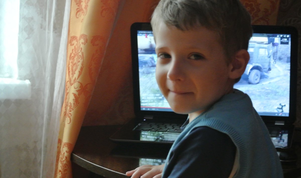 Seitsmeaastane Ilja põgenes Luhanskist sõja eest. Kuna ta hästi liikuda ei saa, veedab ta palju aega arvuti taga mängides.