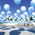 ФОТО: В память о жертвах депортации — тысячи голубых воздушных "слез" на площади Вабадузе
