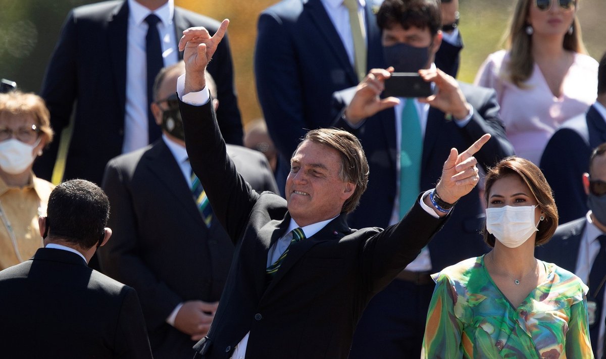 Brasiilia president Jair Bolsonaro septembri algul riigi iseseisvuspäeva pidustustel. Taamal maski kandev abikaasa Michelle Bolsonaro.