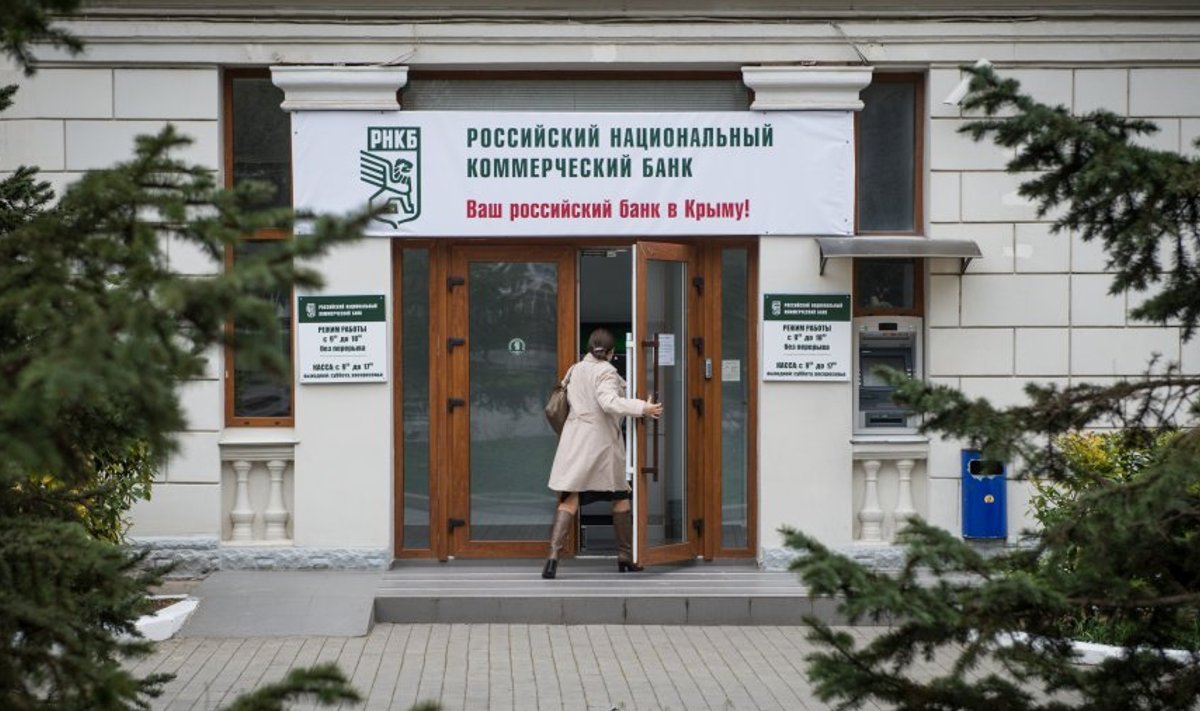 Üks Moskva Panga tütarpank müüdi kiiresti Krimmi omavalitsustele. Panga omanik on küll juriidiliselt muutunud, kuid uus omanik tegutseb samades ruumides ja töötajadki on samad.