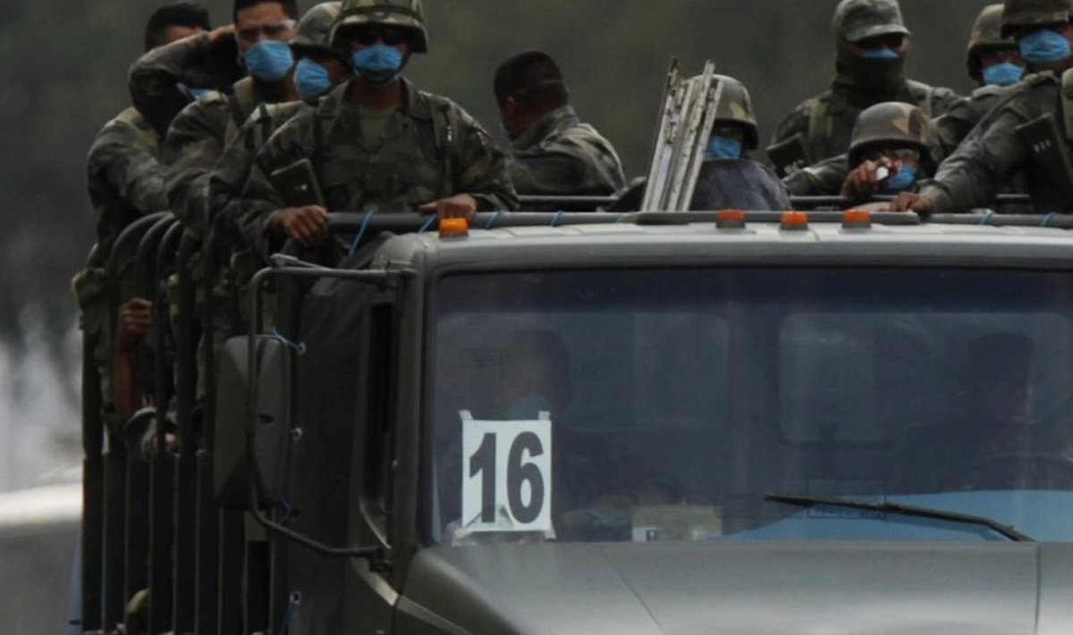 Mehhiko sõdurid maskidega, mis peaksid neid kaitsma piisknakkusena leviva seagripi vastu.