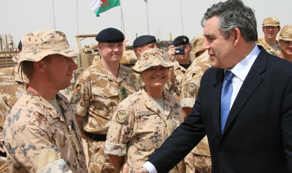 Suurbritannia peaminister Gordon Brown kohtumas Eesti kaitseväelastega.