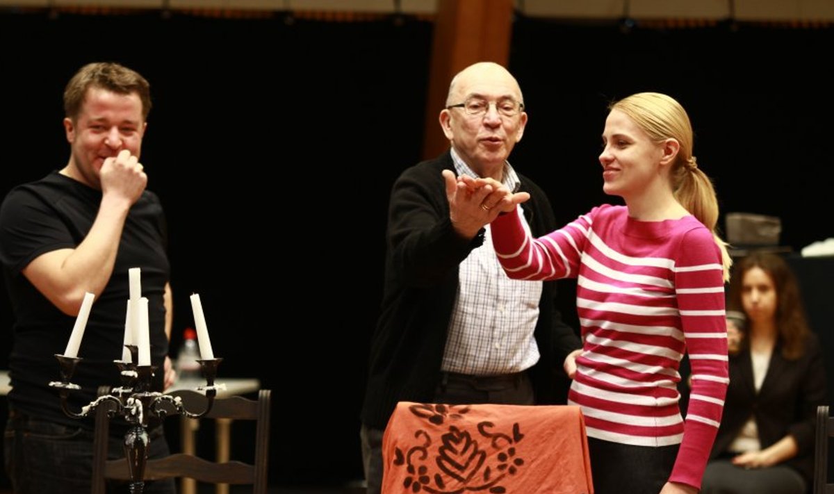 Arne Mikul esietendus nädala eest Estonias kammerooper „Pikk jõulueine”. Pildil juhendab ta lavastuse proovis lauljaid Oliver Kuusikut ja Kristel Pärtnat. 