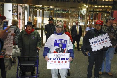 Meeleavaldajad Trump Toweri ees