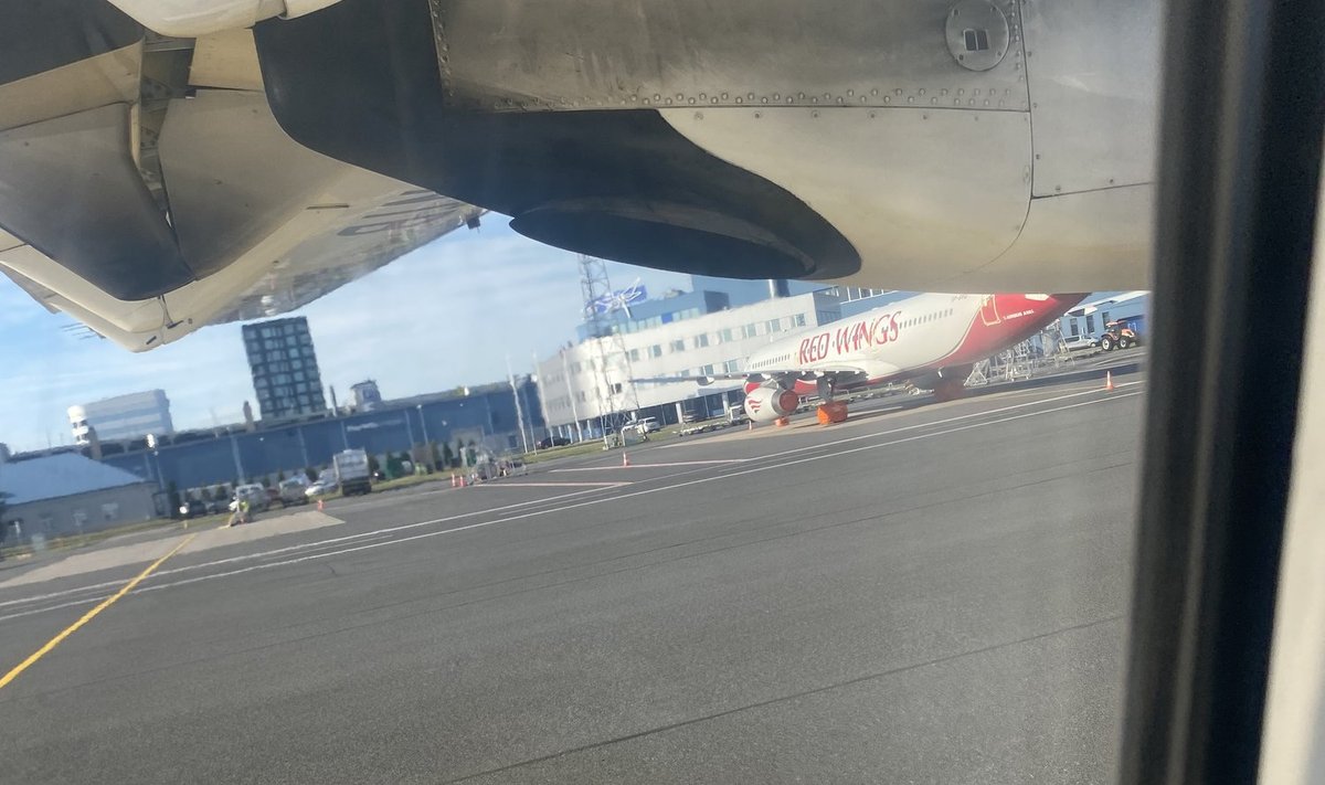 Vene lennufirma Red Wings lennuk Tallinna lennujaamas.