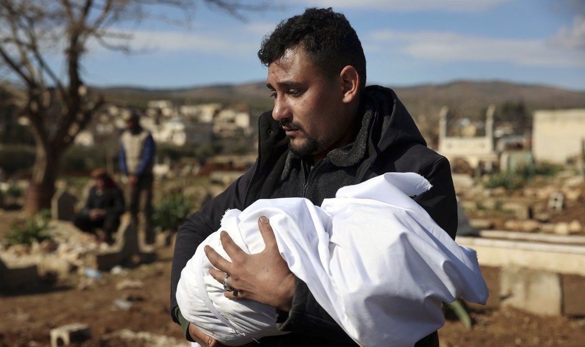 Мужчина с новорожденным, погибшим из-за землетрясения.