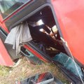 ФОТО и ВИДЕО: В Пылвамаа грузовик с бревнами съехал в кювет, пострадал водитель