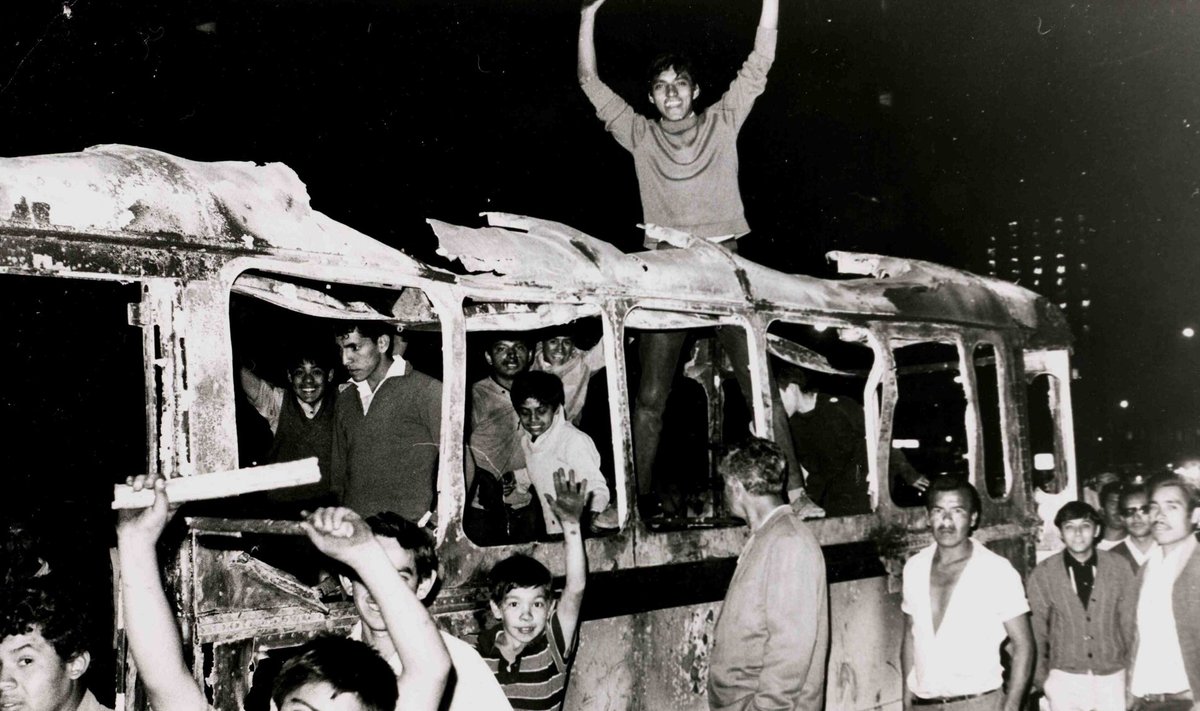 „ME EI TAHA OLÜMPIA­MÄNGE, TAHAME REVOLUT­SIOONI!“ Üliõpilased mahapõletatud bussiga, 2. oktoober 1968.