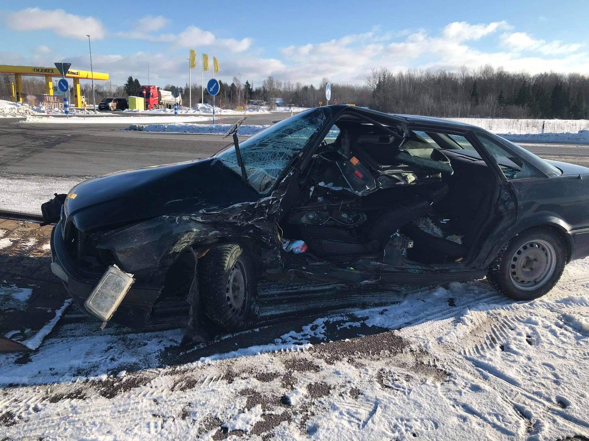 ФОТО | В Лихула у заправки Olerex столкнулись два автомобиля. Одного  человека пришлось вырезать из машины - Delfi RUS