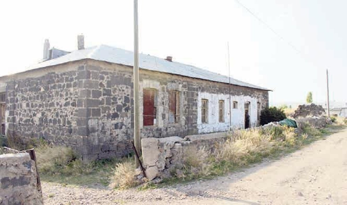 Eestlaste 1912. aastal ehitatud kirik-koolimaja Türgis Karsi maakonnas Karacaöreni külas. Foto Eino Tombergi erakogust