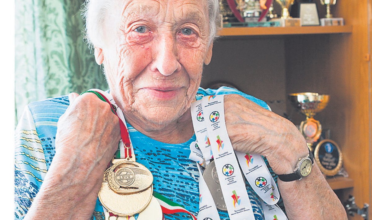 Hilja Bakhoff rohkete tiitlivõistluste medalitega, mille väärtust ta üleliia  ei tähtsusta.