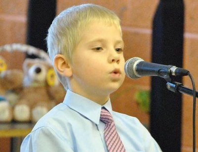 Rasmus Noppel, kes võitis 6-7-aastaste vanuserühmas ning esines 2. märtsil Raplamaa laulukarusselli finaalis. Foto: Aavo Käär