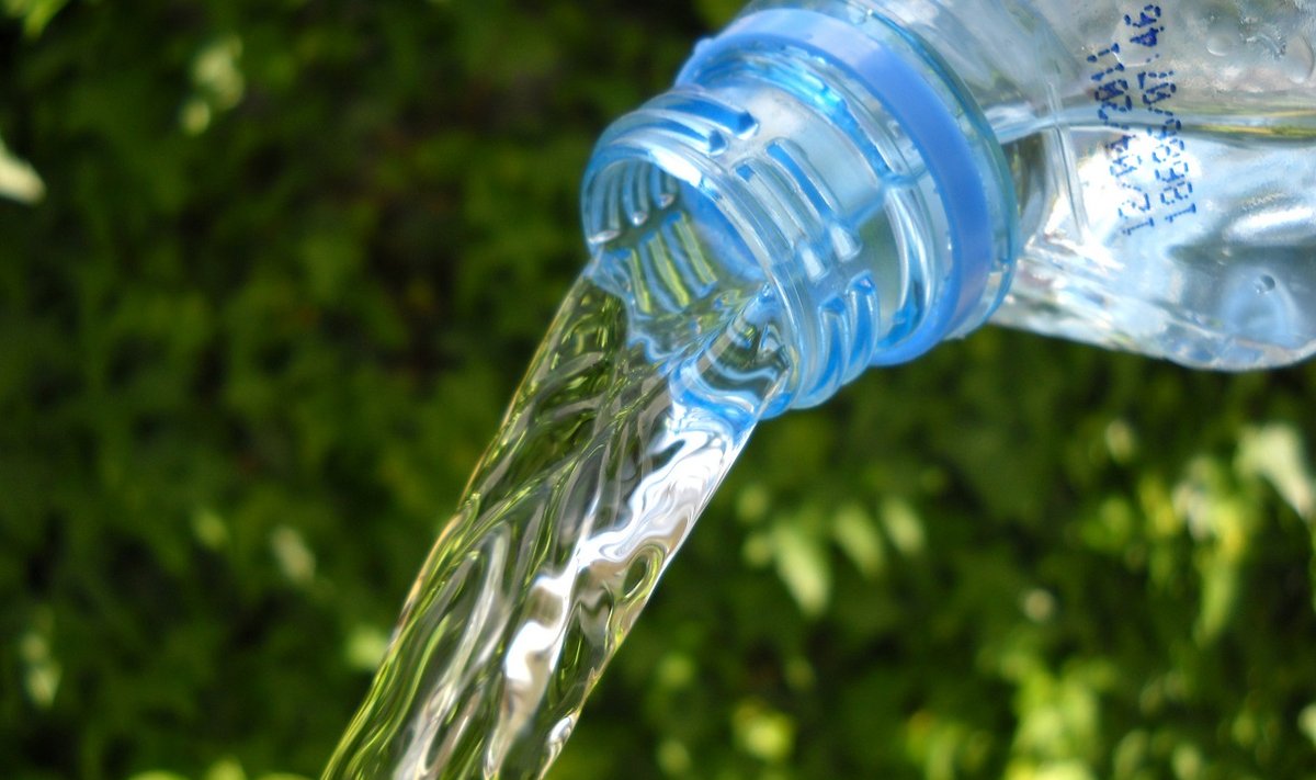 Neeru- ja põiekivitõvega soovitatakse juua vedelikku nii palju, et päevas tekiks uriini vähemalt kaks liitrit.