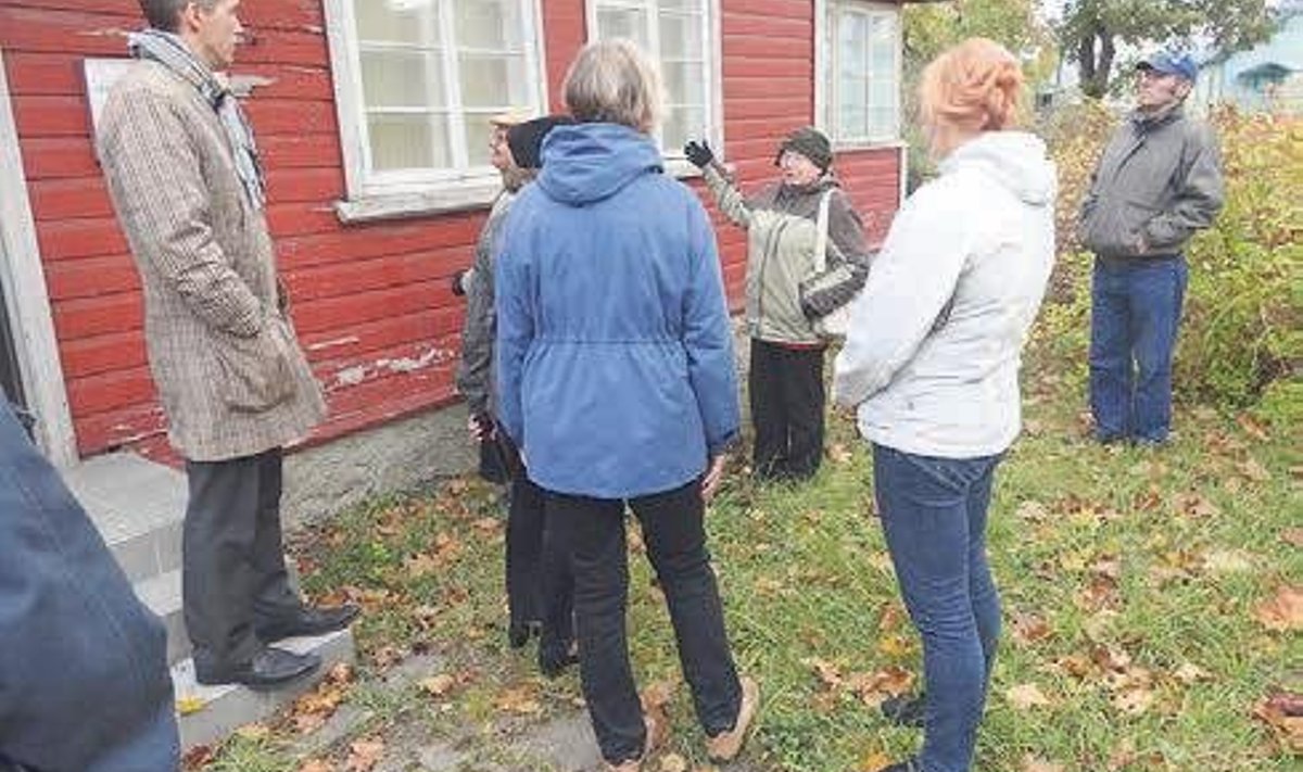 Alar Kotli tütar Anu Kotli huvilistele oma kunagist kodumaja tutvustamas. Ilve Tobrelutsu foto
