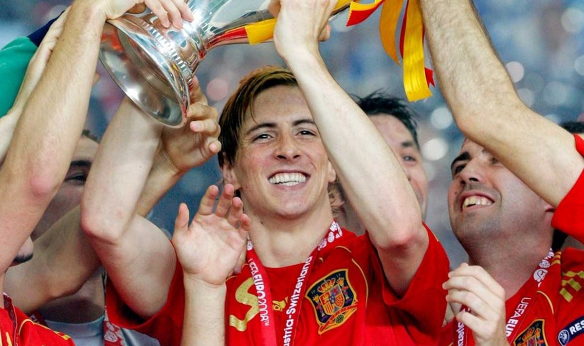 2008. aasta: Fernando Torres hoiab võidukarikat. Hispaanlased olid parimad. Sama kordus 2010 MMil. Mida toob seekordne turniir? (Ap Photo / Scanpix)
