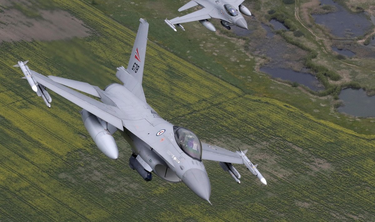 NATO Balti õhuturbemissioonil seisab Briti meedia andmeil ees vähendamine. Pildil patrullivad Norra õhuvägede F-16 hävitajad Leedu kohal.